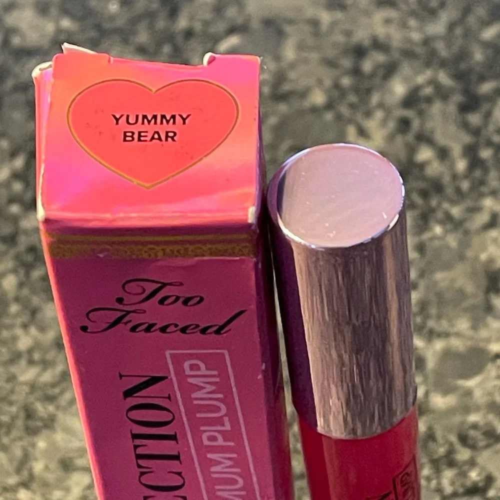 Too Faced Lip Injection Maximum Plump in Yummy Bear smells like gummy bears 🐻